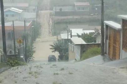 Chuva causa estragos, deixa bairros isolados e alerta por SMS é enviado a moradores em SC<!-- NICAID(16014408) -->