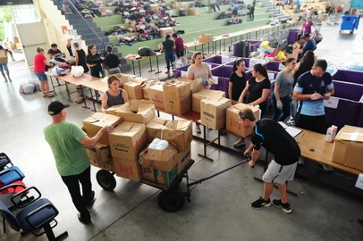 GARIBALDI, RS, BRASIL, 07/05/2024. Ginásio Municipal de Esportes de Garibaldi foi transformado em um Centro Regional de Doações na Serra Gaúcha. (Porthus Junior/Agêncis RBS)<!-- NICAID(15757862) -->