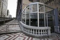 Porto Alegre, RS, Brasil, 29-04-2025: Revitalização de escadarias no viaduto Otávio Rocha, na avenida Borges de Medeiros, na região central de Porto Alegre. Estruturas envidraçadas são instaladas nos acessos às escadas. Foto: Mateus Bruxel / Agência RBSIndexador: MATEUS BRUXEL<!-- NICAID(16026651) -->