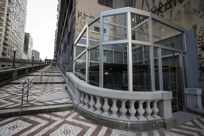 Porto Alegre, RS, Brasil, 29-04-2025: Revitalização de escadarias no viaduto Otávio Rocha, na avenida Borges de Medeiros, na região central de Porto Alegre. Estruturas envidraçadas são instaladas nos acessos às escadas. Foto: Mateus Bruxel / Agência RBSIndexador: MATEUS BRUXEL<!-- NICAID(16026651) -->