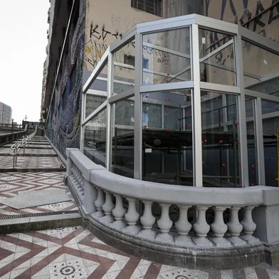 Porto Alegre, RS, Brasil, 29-04-2025: Revitalização de escadarias no viaduto Otávio Rocha, na avenida Borges de Medeiros, na região central de Porto Alegre. Estruturas envidraçadas são instaladas nos acessos às escadas. Foto: Mateus Bruxel / Agência RBSIndexador: MATEUS BRUXEL<!-- NICAID(16026651) -->