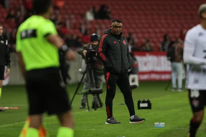 PORTO ALEGRE, RS, BRASIL, 12-07-2025: Internacional x Vitória pelo Campeonato Brasileiro. A retomada do futebol no Beira Rio após a parada para a Copa do Mundo de Clubes para a 13ª rodada, é a chance do time de Roger Machado em buscar a saída do Z4. Foto: Renan Mattos/Agência RBS<!-- NICAID(16079307) -->