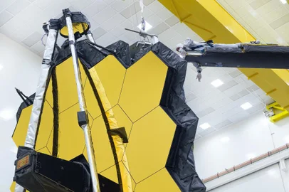 This handout image released by NASA on May 11, 2021 shows NASA's James Webb Space Telescope undergoing tests at Northrop Grumman in Redondo Beach, California. - The world's largest and most powerful space telescope ever built unfolded its giant golden mirror for the last time on Earth on May 11, a key milestone before the $10 billion observatory is launched later this year. The 21 feet 4 inch (6.5 meter) mirror was commanded to fully expand and lock itself into place, NASA said -- a final test to ensure it will survive its million-mile (1.6 million kilometer) journey and is ready for its quest to discover the origins of the Universe. (Photo by Chris GUNN / NASA / AFP) / RESTRICTED TO EDITORIAL USE - MANDATORY CREDIT "AFP PHOTO / NASA / CHRIS GUNN " - NO MARKETING - NO ADVERTISING CAMPAIGNS - DISTRIBUTED AS A SERVICE TO CLIENTSEditoria: SCILocal: Redondo BeachIndexador: CHRIS GUNNSecao: space programmeFonte: NASAFotógrafo: Handout<!-- NICAID(14885020) -->
