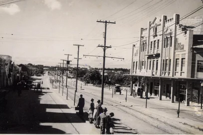 Reprodução / Museu de Porto Alegre Joaquim José Felizardo Avenida Azenha, com o Cinema Castello, nos anos 1940.<!-- NICAID(16205346) -->