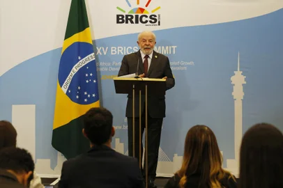 President of Brazil Luiz Inacio Lula da Silva conducts a press conference following the conclusion of the 2023 BRICS Summit at The Leonardo Hotel in Sandton, Johannesburg, on August 24, 2023. (Photo by Phill Magakoe / AFP)Editoria: POLLocal: JohannesburgIndexador: PHILL MAGAKOESecao: diplomacyFonte: AFPFotógrafo: STR<!-- NICAID(15519361) -->
