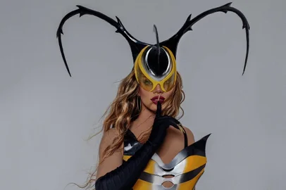 A Nox Versus, uma das maiores e mais antigas casas de eventos caxiense, está prestes a comemorar o seu 17º aniversário em uma festa que promete ser memorável. Ao longo de três noites consecutivas, os convidados serão envolvidos em uma atmosfera de sofisticação e entretenimento, com surpresas reservadas para cada dia.As festividades terão início na sexta-feira, dia 12 de abril, com um evento de prévia a partir das 22h. Em seguida, a festa principal acontecerá no sábado, dia 13 de abril, prometendo ser uma noite inesquecível com a presença da DJ performer Sasha Zimmer, diretamente de São Paulo. Além disso, haverá a apresentação do grupo House of Siren, que trará todo o glamour da cultura ballroom.FOTO: performer Sasha Zimmer<!-- NICAID(15732222) -->