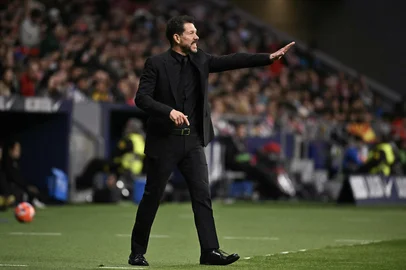 Atletico Madrid's Argentine coach Diego Simeone gestures during the Spanish league football match between Club Atletico de Madrid and Real Sociedad at Metropolitano Stadium in Madrid on May 10, 2025. (Photo by JAVIER SORIANO / AFP)Editoria: SPOLocal: MadridIndexador: JAVIER SORIANOSecao: soccerFonte: AFPFotógrafo: STF<!-- NICAID(16056217) -->