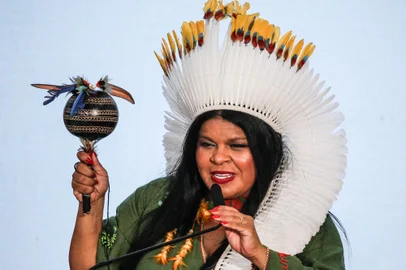 BRASÍLIA, POSSE DE ANIELLE FRANCO E SÔNIA GUAJAJARADF - BRASÍLIA, POSSE DE ANIELLE FRANCO E SÔNIA GUAJAJARA - GERAL - BRASÍLIA, POSSE DE ANIELLE FRANCO E SÔNIA GUAJAJARA - Sônia Guajajara discursa durante cerimônia conjunta de posse dela como Ministra dos Povos Indígenas, e Anielle Franco, Ministra da Igualdade Racial, nesta quarta-feira (11), em Brasília, no Palácio do Planalto. Entre os participantes do ato de posse está o presidente Luiz Inácio Lula da Silva (PT), a ex-presidenta Dilma Rousseff e o Vice-presidente Geraldo Alckmin.  11/01/2023 - Foto: SCARLETT ROCHA/AGIF - AGÊNCIA DE FOTOGRAFIA/AGIF - AGÊNCIA DE FOTOGRAFIA/ESTADÃO CONTEÚDOEditoria: GERALLocal: BRASÍLIAIndexador: SCARLETT ROCHAFotógrafo: AGIF - AGÊNCIA DE FOTOGRAFIA<!-- NICAID(15319265) -->