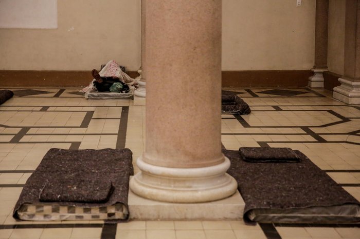 Catedral Metropolitana, no Centro de Porto Alegre, abriu as portas na noite desta quinta-feira para os moradores de rua