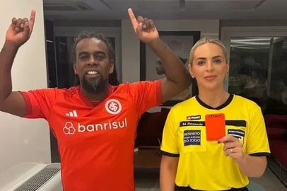 Paulo César Tinga (E) e Milene Rodrigues (D) fantasiados de Tinga e Márcio Rezende de Freitas em festa de Halloween