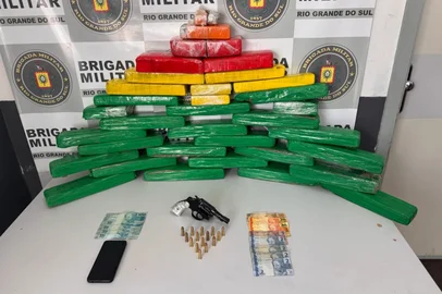 Homem é preso em flagrante em Caxias com 30 kg de maconha em carro; droga seria levada para Guaporé<!-- NICAID(15984650) -->