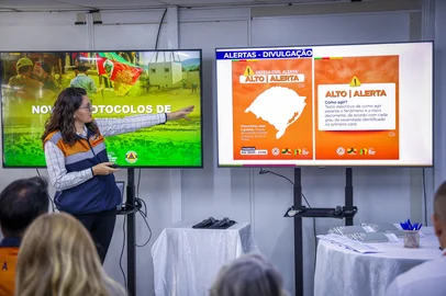 Apresentação de novos protocolos de alertas da Defesa Civil do RS. Na imagem, tenente Sabrina Ribas, da comunicação da Defesa Civil<!-- NICAID(16031214) -->