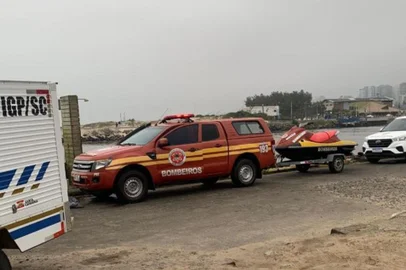 Suspeita é de que se trate do pescador, de 68 anos, natural de Rio Grande, que está desaparecido desde que a sua embarcação virou na foz do rio Mampituba<!-- NICAID(15864488) -->