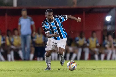 São Luiz x Grêmio - Recopa Gaúcha 2024 - 28/02/2024RS - FUTEBOL/RECOPA GAUCHA 2024 /SAO LUIZ x GREMIO - ESPORTES - Lance da partida entre Gremio e Sao Luiz disputada na noite desta quarta-feira, no Estadio 19 de Outubro, em Ijui, valida pela Recopa Gaúcha 2024. FOTO: Richard Ducker/GREMIO FBPAEverton Galdino