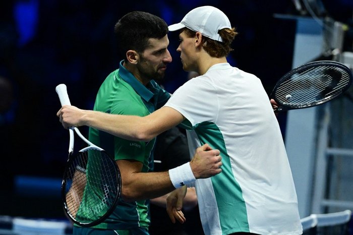 Jogo de Djokovic é interrompido por horário; sérvio cai sobre a rede e  sorri, tênis