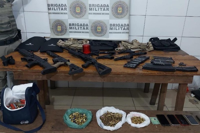 Três homens foram presos na noite desta quinta-feira (26) com armas, uma granada e grande quantidade de munição na zona sul de Porto Alegre. Conforme a Brigada Militar, uma guarnição fazia patrulhamento na Rua José Carlos Nascimento, no bairro Pitinga, quando encontrou um homem armado.<!-- NICAID(15439160) -->
