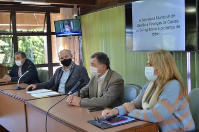 O prefeito Adiló Didomenico e a vice-prefeita Paulo Ioris participaram, nesta quarta (28.04), de audiência pública na Câmara Municipal para tratar sobre o Projeto do Plano Plurianual (PPA), que visa ao planejamento governamental para o período de quatro anos.<!-- NICAID(14769202) -->