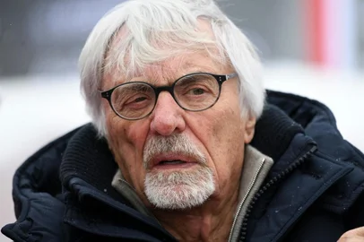 (FILES) In this file photo taken on January 25, 2019 British Formula One legend Bernie Ecclestone watches the men's downhill event of the FIS Alpine Ski World Cup in Kitzbuehel, Austria. - Ecclestone was arrested on May 25, 2022 at the Viracopos international airport in Sao Paulo for carrying a gun without its corresponding documentation, the local press informed. (Photo by HELMUT FOHRINGER / APA / AFP) / Austria OUT<!-- NICAID(15107833) -->