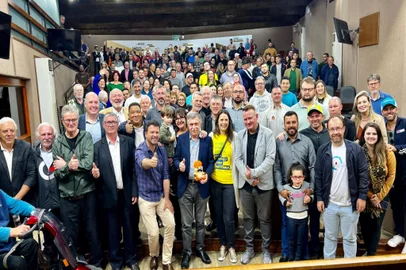 O denominado Grande Encontro dos Apoiadores de Adiló e Néspolo lotou o plenário da Câmara de Vereadores na manhã de sábado (9/11). Com o prefeito reeleito Adiló Didomenico (PSDB) à frente, participaram presidentes e representantes de partidos e vereadores atuais e eleitos, que agradeceram aos mais de 200 presentes pelo empenho na campanha. O vice-prefeito eleito, Edson Néspolo (União Brasil), estava à frente dos trabalhos da Eletric Move, que prosseguia sábado, na Festa da Uva, e não pôde participar do ato. <!-- NICAID(15911013) -->