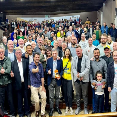 O denominado Grande Encontro dos Apoiadores de Adiló e Néspolo lotou o plenário da Câmara de Vereadores na manhã de sábado (9/11). Com o prefeito reeleito Adiló Didomenico (PSDB) à frente, participaram presidentes e representantes de partidos e vereadores atuais e eleitos, que agradeceram aos mais de 200 presentes pelo empenho na campanha. O vice-prefeito eleito, Edson Néspolo (União Brasil), estava à frente dos trabalhos da Eletric Move, que prosseguia sábado, na Festa da Uva, e não pôde participar do ato. <!-- NICAID(15911013) -->