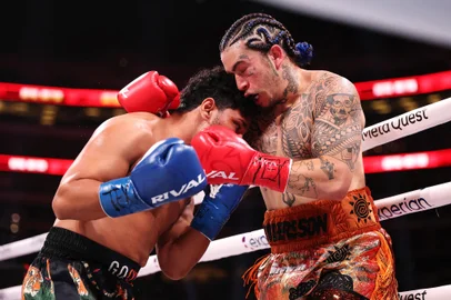 ARLINGTON, TEXAS - NOVEMBER 15: (L-R) Neeraj Goyat and Whindersson Nunes fight during LIVE On Netflix: Jake Paul vs. Mike Tyson at AT&T Stadium on November 15, 2024 in Arlington, Texas.   Al Bello/Getty Images for Netflix © 2024/AFP (Photo by AL BELLO / GETTY IMAGES NORTH AMERICA / Getty Images via AFP)<!-- NICAID(15915120) -->