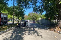 Uma colisão entre dois veículos terminou com o capotamento de um deles por volta das 8h na Avenida Aureliano de Figueiredo Pinto, na altura do bairro Cidade Baixa, em Porto Alegre. De acordo com o relato de um dos motoristas, um HB20 e um Onix seguiam em direção ao centro, quando um dos veículos tentou trocar de faixa.<!-- NICAID(16164110) -->