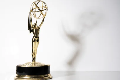 (FILES) The Emmy Trophy, in Los Angeles, California, September 16, 2021. The Emmy Awards have been postponed by almost four months, organizers said August 10, 2023, as crippling strikes by Hollywood's actors and writers drag on with no resolution in sight. Television's equivalent of the Oscars had been due to take place this September, but will now be held in mid-January next year, broadcaster Fox and the Television Academy wrote in a statement."We are pleased to announce that the 75th Emmy Awards will now air on Monday, January 15, 2024," said a Fox spokesman. (Photo by VALERIE MACON / AFP)Editoria: ACELocal: Los AngelesIndexador: VALERIE MACONSecao: culture (general)Fonte: AFPFotógrafo: STF<!-- NICAID(15506827) -->
