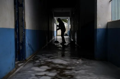 Canoas, RS, Brasil, 29-07-2024: Situacao da Escola Estadual de Ensino Medio Guarani, no bairro Fatima. A instituicao foi severamente atingida pela enchente em maio e deve voltar a receber estudantes a partir de agosto. Funcionarias atuam na limpeza e organizacao do espaco. Foto: Mateus Bruxel / Agencia RBSIndexador: MATEUS BRUXEL<!-- NICAID(15825690) -->