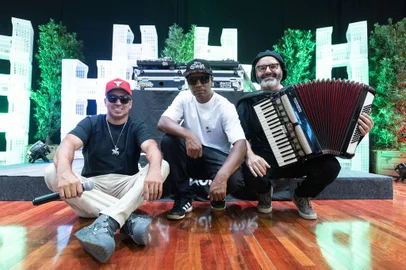A arte e a cultura precisam e devem chegar a todos os lugares. Este é um dos motes do projeto (R).(A).(P). na Socioeducação – RAP, Adolescentes e Pajada, do grupo RAPajador, que em sua terceira edição volta na próxima segunda, dia 10, para encontros com os adolescentes em cumprimento de medida socioeducativa. Os encontros começarão pelo CASE – Centro de Atendimento Socioeducativo, em Caxias do Sul, seguindo depois para o CASEMI - Centro de Atendimento em Semiliberdade da FASE – Fundação de Atendimento Socioeducativo do Rio Grande do Sul e CREAS – Centro de Referência Especializado de Assistência Social, até o m ês de julho. As atividades serão palestras e oficinas, criação de rimas e gravação de músicas junto a esta moçada que tem muito a dizer e muitos planos a construir. E, talvez, nessas atividades surjam novos horizontes para eles. Na coordenação das atividades, os integrantes do RAPajador, o rapper e escritor Chiquinho Divilas, o acordeonista Rafael De Boni e o DJ Hood.<!-- NICAID(15781121) -->