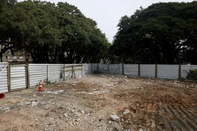 PORTO ALEGRE, RS, BRASIL - 2025.04.24 - Obra no antigo posto da redenção avança e previsão para inauguração do novo espaço de comércio e lazer se mantém. (Foto: André Ávila/ Agência RBS)Indexador: Andre Avila<!-- NICAID(16023442) -->
