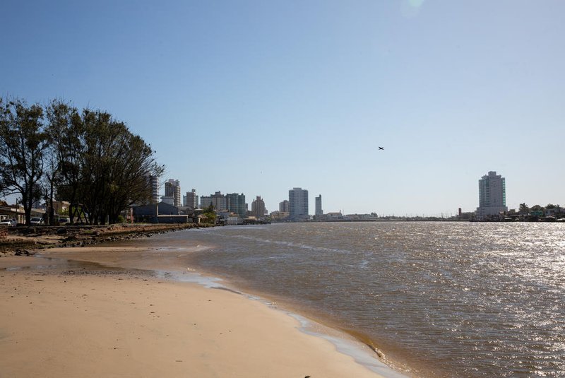 TRAMANDAÍ, RS, BRASIL, 06.11.2023: preparativos para a temporada de verão na praia de Tramandaí. Foto: Camila Hermes/Agência RBS<!-- NICAID(15593408) -->