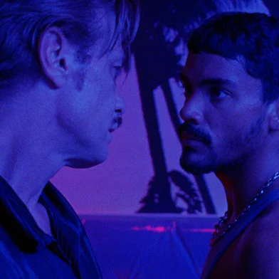 Após ser ovacionado em Cannes, Motel Destino será o filme de abertura da 52ª edição do Festival de Cinema de Gramado, no dia 9 de agosto. O novo longa dirigido por Karim Aïnouz, contudo, não fará parte da mostra competitiva do evento serrano.Filmado inteiramente no Ceará, o filme conta a história de Heraldo (Iago Xavier), um jovem recém-saído de uma instituição socioeducativa. Ele vai parar em um motel de beira de estrada, que tem a rotina totalmente transformada por sua chegada. Lá, ele fará parte do cotidiano do casal Dayana (Nataly Rocha) e Elias (Fábio Assunção).<!-- NICAID(15802649) -->