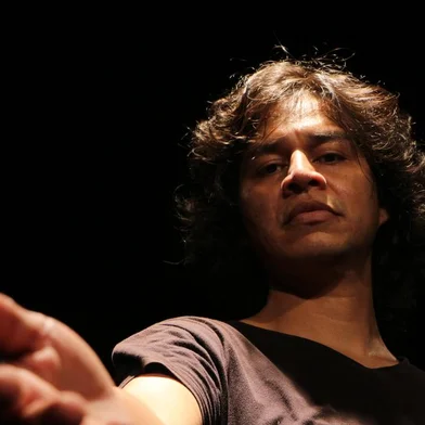 Sobre: O monólogo “Silêncio”, como o próprio nome diz, aborda o silenciamento de indivíduos em nossa sociedade. A partir de questionamentos a respeito do poder de fala, a montagem pretende conduzir o público a refletir sobre quem carrega este direito. Sandro Martins, indígena em retomada, ao utilizar do aparato cênico para relembrar fatos, coloca foco sobre o silenciamento de povos originários. “Silêncio” é um espetáculo-manifesto e conta com a direção de Fábio Cuelli.Horário: 20hLocal: Sala de Teatro Valentim Lazzarotto - Centro de Cultura Dr. Henrique Ordovás FilhoAtividade Gratuita<!-- NICAID(15204794) -->