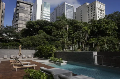 Porto Alegre, RS, Brasil, 26-03-2025: Piscina no condomínio Seen, no bairro Boa Vista. A venda de imóveis de luxo, acima de R$ 2 milhões de reais, cresceu 50,71% em cinco anos em Porto Alegre. A alta é o dobro do avanço registrado na comercialização geral de residenciais. Efeito menor do juro nessa classe, aumento no número de lançamentos, busca por melhor infraestrutura e por investimentos ajudam a explicar esses movimentos, segundo especialistas e integrantes do setor. Foto: Mateus Bruxel / Agência RBSIndexador: MATEUS BRUXEL<!-- NICAID(16003885) -->