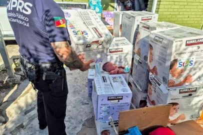 Justiça autoriza repasse de doações dos EUA para vítimas da enchente que foram desviadas na Serra.<!-- NICAID(16183869) -->