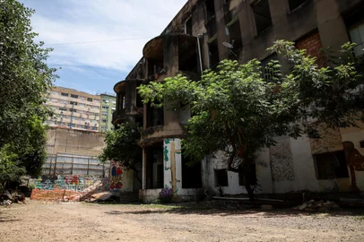 PORTO ALEGRE, RS, Brasil: Antigo Hospital inacabado na  Rua Barros Cassal será reformado para ser usado como moradia popular. Fotos: Duda Fortes/Agencia RBS<!-- NICAID(15954961) -->