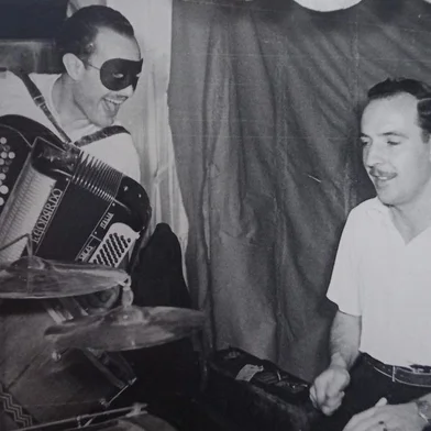 Autor do Hino de Caxias, composto em 1961 e oficializado pelo Município em 1996, Eleonardo Caffi - ou melhor, o“ professor Caffi” - foi um ícone no cenário musical da cidade. Conforme já destacado neste espaço, em mais de 70 anos dedicados ao acordeon, o músico compartilhou seus ensinamentos com nomes como Adelar e Honeyde Bertussi, Edson Dutra, Antônio Carlos Cunha, Edison Campagna, Darcy Mandelli, Ilceu Prux, Paulo Siqueira, Daltro Bertussi, Gilney Bertussi e Itajaiba Mattana. Sem falar nos milhares de alunos, alunas e professores que passaram pelo lendário Conservatório Musical Rossini, fundado por ele e pelo pai, o também maestro Angelo Caffi. Na foto, garimpada no acervo preservado pela família, Caffi “domando” o acordeon, desta vez mascarado em um baile, no final da década de 1950. Eleonardo Caffi faleceu em 9 de junho de 2022, aos 93 anos.<!-- NICAID(15660393) -->