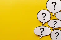 Border of question marks in speech bubblesBorder of question marks in speech or thought bubbles over a vivid yellow background with copy spaceIndexador: S.GnatiukFonte: 308963660<!-- NICAID(16180474) -->