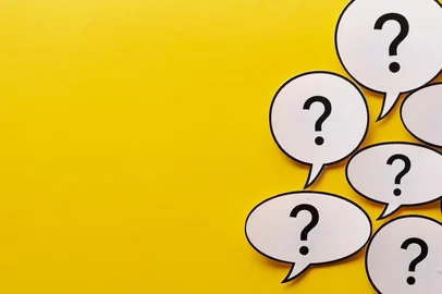 Border of question marks in speech bubblesBorder of question marks in speech or thought bubbles over a vivid yellow background with copy spaceIndexador: S.GnatiukFonte: 308963660<!-- NICAID(16180474) -->