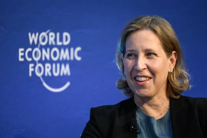 You Tube CEO Susan Wojcicki gestures during a session at the World Economic Forum annual meeting in Davos on May 24, 2022. (Photo by Fabrice COFFRINI / AFP)Editoria: POLLocal: DavosIndexador: FABRICE COFFRINISecao: diplomacyFonte: AFPFotógrafo: STF<!-- NICAID(15837941) -->