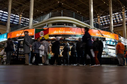 - fotos para coluna 360 graus da Juliana Bublitz - PORTO ALEGRE, RS, BRASIL, 28.06.2024: A banca que resiste a 105 anos. Como está a retomada da Banda do Holandes após a enhente de maio que devastou o Mercado Publico na capital. Foto: Camila Hermes/Agencia RBS<!-- NICAID(15804488) -->