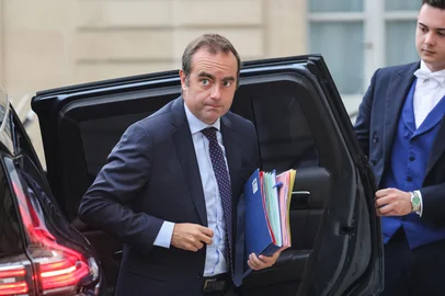 France's Minister of Armed Forces Sebastien Lecornu arrives to attend the Coalition of the Willing Summit, at The Elysee presidential Palace in Paris, on September 4, 2025. European leaders and Ukrainian President Volodymyr Zelensky meet in Paris on September 4, 2025, in a new effort to pile pressure on Russia's President Vladimir Putin after he vowed Russia will fight on in Ukraine if no peace deal is reached. (Photo by Ludovic MARIN / AFP)<!-- NICAID(16120502) -->