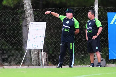 CAXIAS DO SUL, RS, BRASIL, 17/03/2023. Jogo-treino do Juventude no Centro de Formação de Atletas e Cidadãos (Cfac). O Ju se prepara para a Série B do Campeonato Brasileiro 2023. Na foto, técnico Pintado (E). (Porthus Junior/Agência RBS)Indexador:                                 <!-- NICAID(15378879) -->