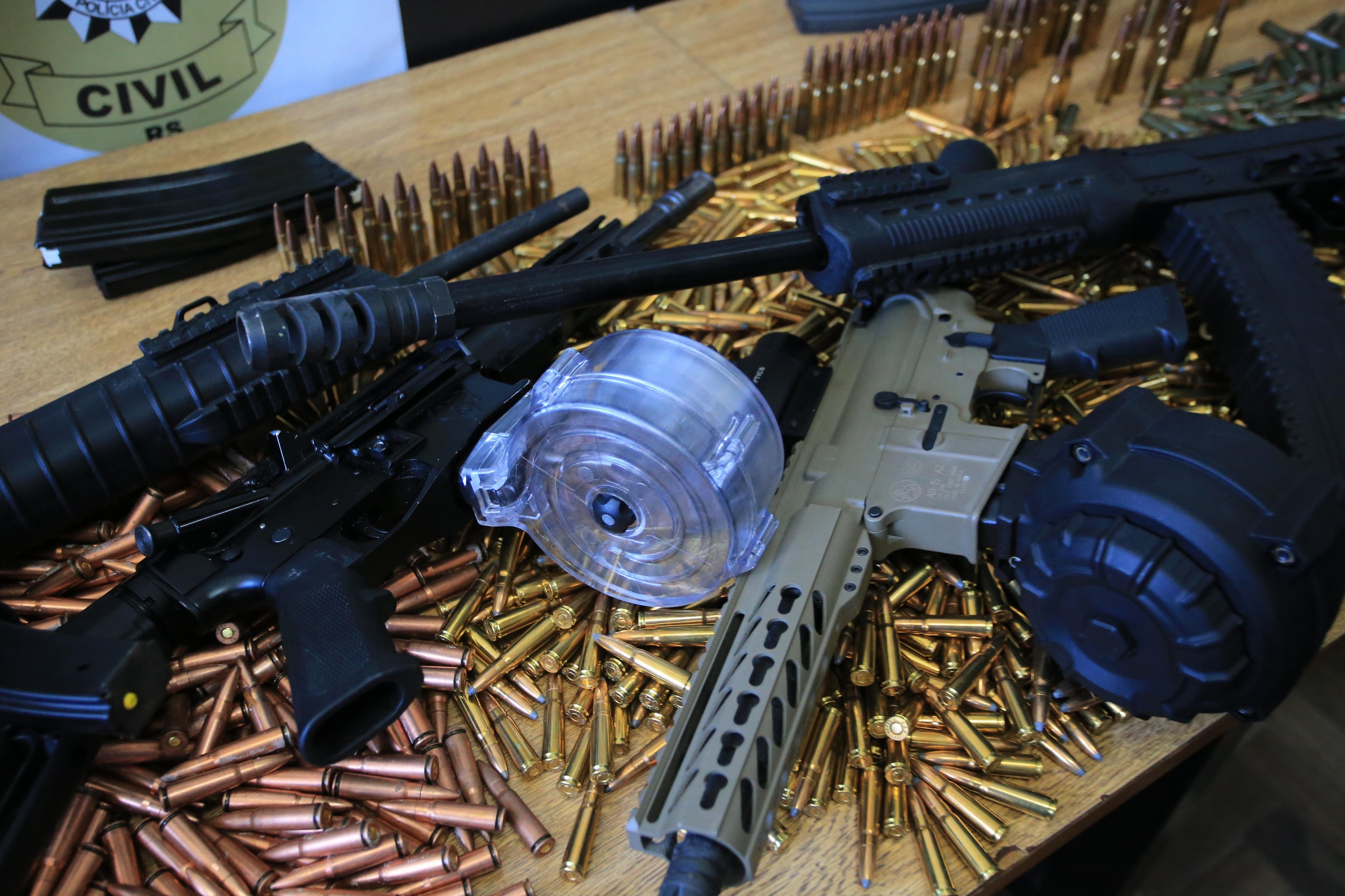Pol&iacute;cia apreende arsenal com fuzis e mais de duas mil muni&ccedil;&otilde;es de grosso calibre de fac&ccedil;&atilde;o na zona leste de Porto Alegre