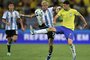 Argentina's midfielder Rodrigo De Paul (C) and Brazil's forward Gabriel Martinelli fight for the ball during the 2026 FIFA World Cup South American qualification football match between Brazil and Argentina at Maracana Stadium in Rio de Janeiro, Brazil, on November 21, 2023. (Photo by CARL DE SOUZA / AFP)Editoria: SPOLocal: Rio de JaneiroIndexador: CARL DE SOUZASecao: soccerFonte: AFPFotógrafo: STF<!-- NICAID(15604905) -->