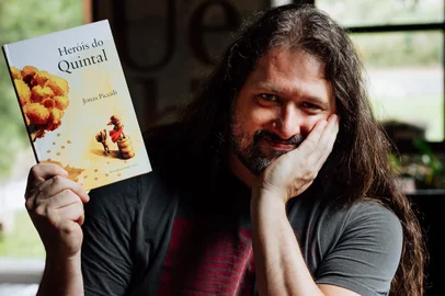 Caxiense Jonas Piccoli lança seu oitavo livro, "Os Heróis do Quintal", neste domingo<!-- NICAID(15382335) -->