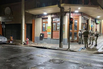 Alberi Neto / Agencia RBS Discussão termina com dois homens baleados em bar no centro de Porto Alegre<!-- NICAID(16165510) -->