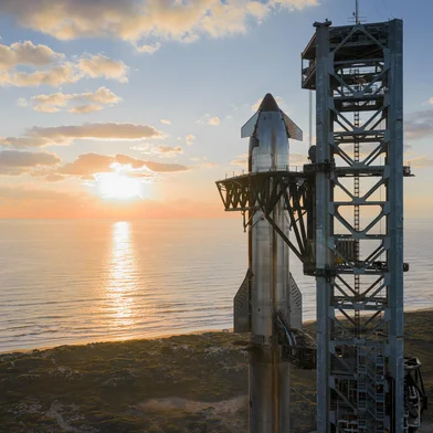 Starship e Super Heavy na plataforma para o décimo primeiro teste de voo<!-- NICAID(16145597) -->