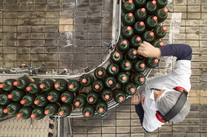 02/08/2023 - FEITO NO RS: FRUKI GUARANÁ (LAJEADO, RS) - Em 1924, quando entrou oficialmente a fábrica de Bebidas Kirst & Cia, em Arroio do Meio, Emílio Kirst não poderia imaginar o tamanho do legado que deixaria às gerações seguintes da família. Naquele ano, o bisavô da atual geração sob o comando da Fruki obteve conhecimento técnico para criar uma cervejaria. A pequena fábrica cervejeira produzia apenas 200 garrafas por dia. Atualmente, o parque industrial da Fruki, conta com uma capacidade de 420 milhões de litros por ano, com um amplo portifólio de bebidas. Sua matriz se encontra na Rodoviá BR-386, Km 346, em Lajeado, no Vale do Taquari. FOTO: Jefferson Botega, Agência RBS<!-- NICAID(15500153) -->