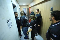 PORTO ALEGRE, RS, BRASIL, 08/05/2025-A Polícia Civil deflagrou na manhã desta quinta-feira (8) a Operação Malus Doctor, que investiga um grupo de advogados suspeito de fraudar procurações judiciais para contratar empréstimos em nome de clientes e lesar instituições financeiras com processos fraudulentos. Estima-se que o grupo tenha movimentado R$ 50 milhões. Foto: Ronaldo Bernardi / Agencia RBS<!-- NICAID(16032621) -->